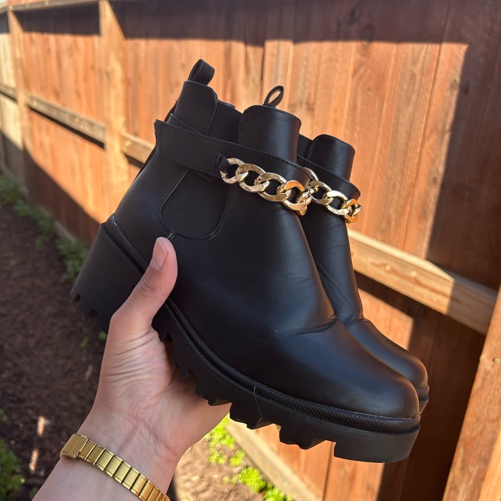 Black Women's Chain-Accent Chelsea Boots
